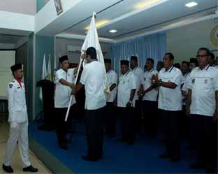 Ketua KONI Meranti Asnan Mahadar menyerahkan bendera pataka kepada Camat Rangsang, Mulyadi. 